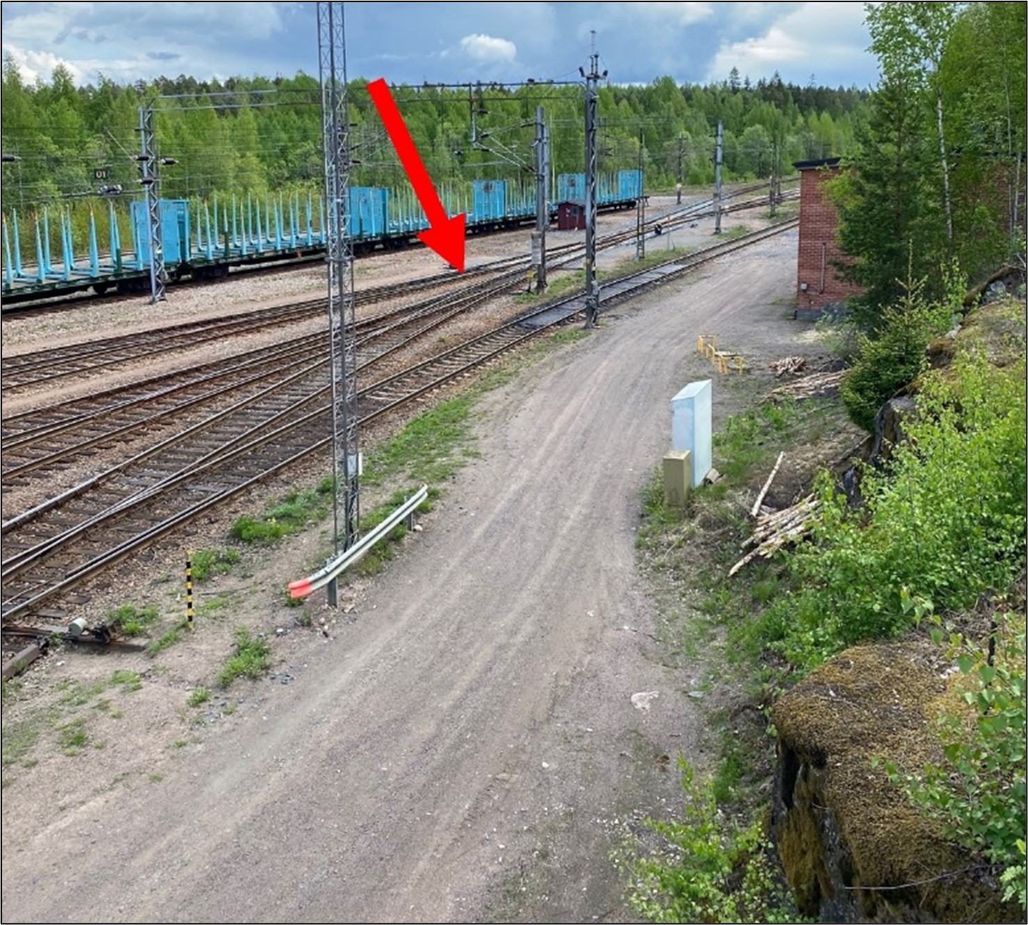 Bild från Kuusankoski station mot bangården i tågets färdriktning. Växeln som var i fel position har markerats med en pil.