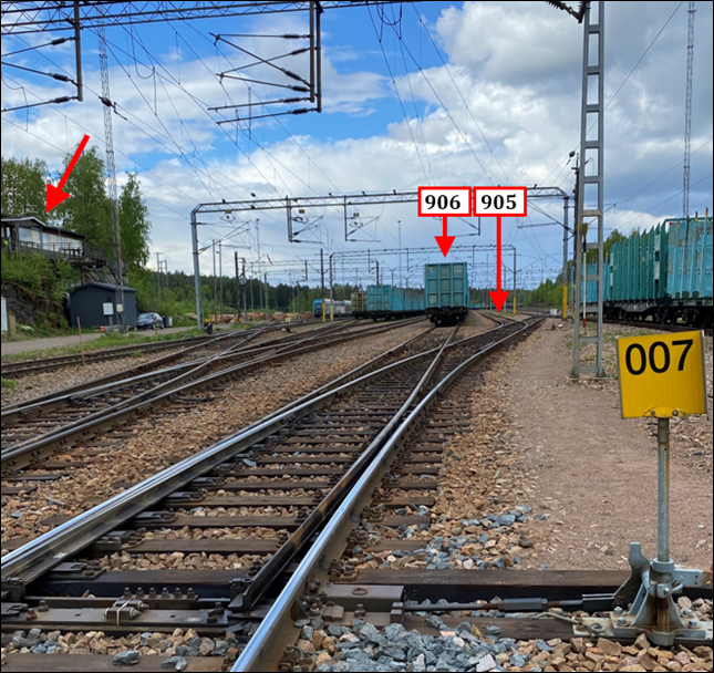 Bild av växeln V007 som var i fel position. På bilden syns spåren 905 och 906 samt Kuusankoski station.